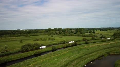 노르폴크 브로드 (norfolk broads) 의 실제 주변에 있는 야어 강 (yare river) 에 있는 보트의 항공 4k 드론 영상
