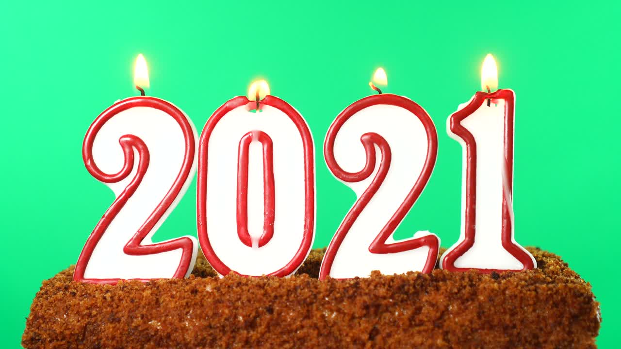 pastel con el número 2021 vela encendida. tema de año nuevo y navidad llave de croma. pantalla verde.