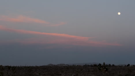 Paisaje-Desértico-Por-La-Noche,-Cielo-Colorido