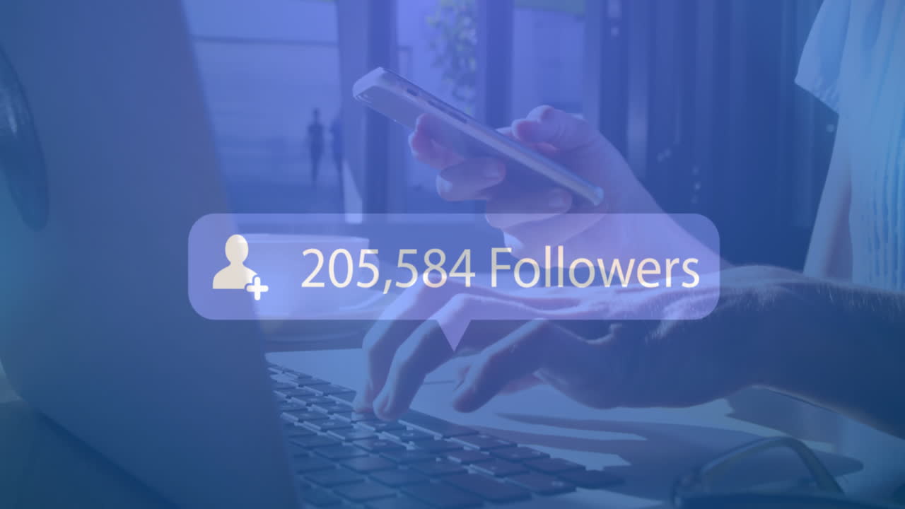 스마트폰과 노트북을 사용하는 여성에 대한 추종자 수 증가하는 텍스트와 함께 연설 거품