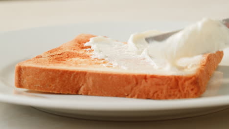 toast with cream cheese