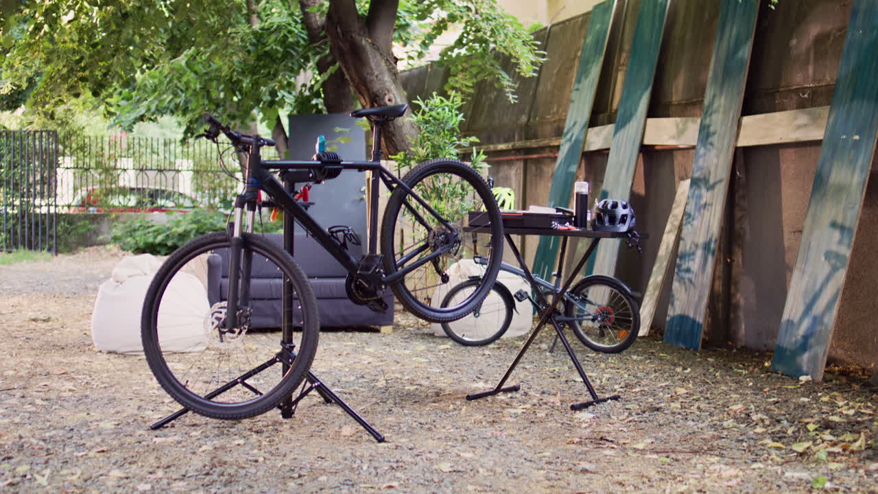 자전거 는 뒷마당 에서 세밀 한 조정 을 기다리고 있다