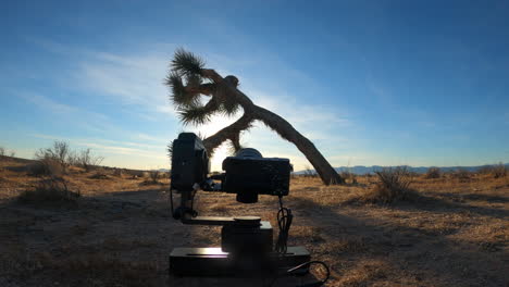 Lapso-De-Tiempo-De-Una-Cámara-En-Un-Control-Deslizante-Haciendo-Un-Lapso-De-Tiempo-De-La-Puesta-De-Sol-Y-Un-árbol-De-Joshua-En-El-Desierto-De-Mojave