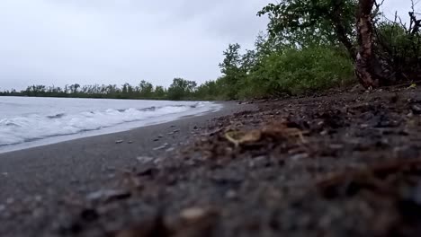 playa bajo la lluvia en el lago torneträsk