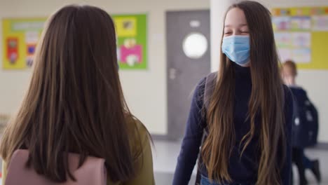 video de chicas que se dan codos durante una pandemia