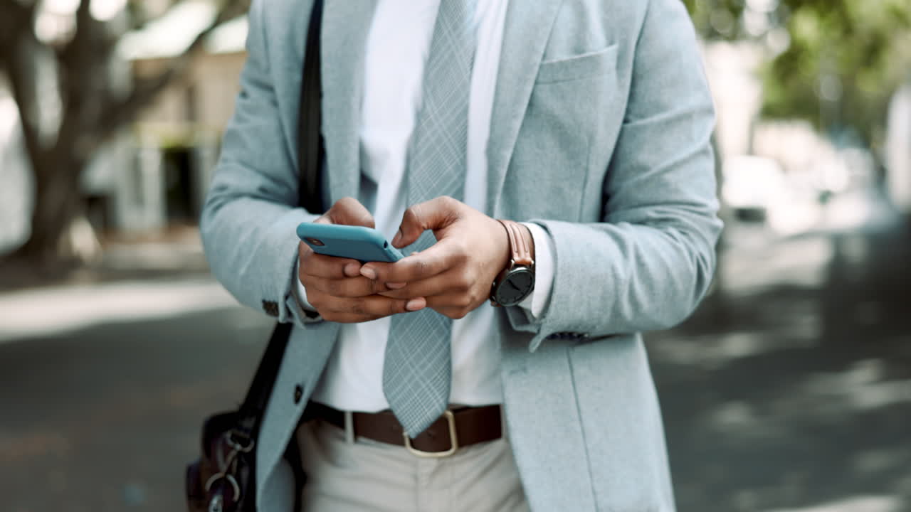 hombre de negocios manos con teléfono en la calle de la ciudad