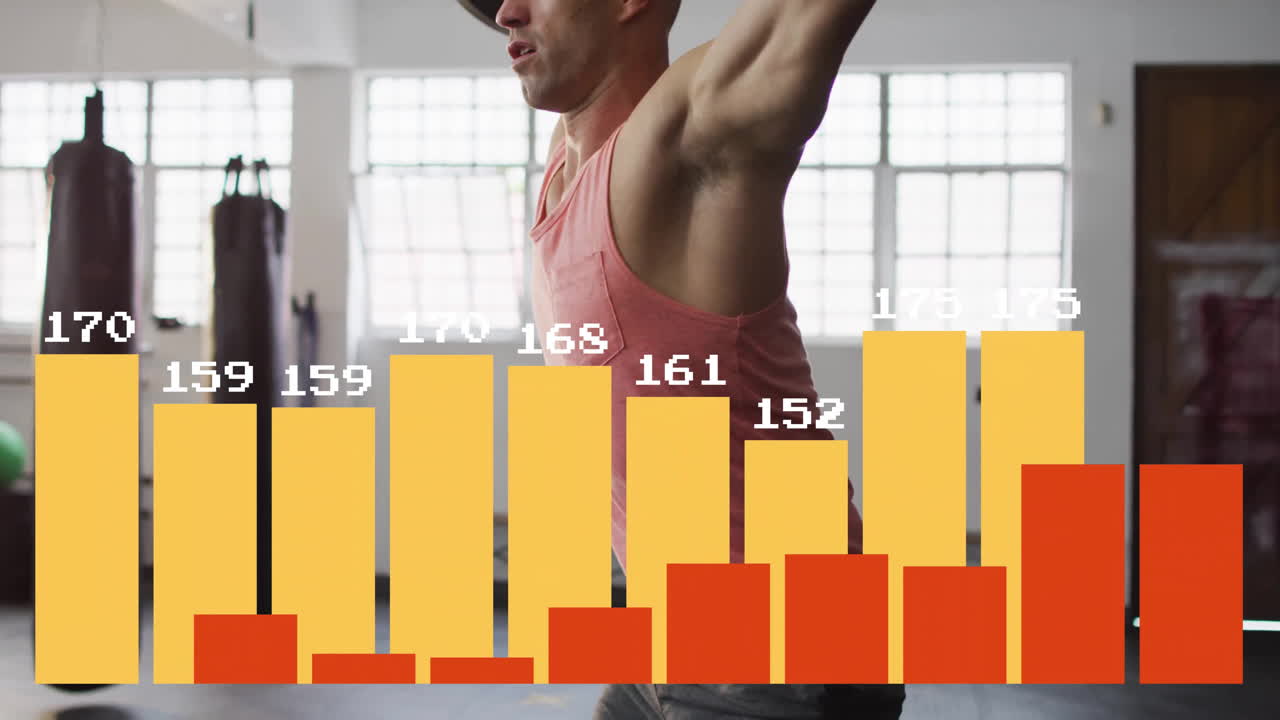 анимация обработки данных над кавказским мужчиной, поднимающим штангу в тренажерном зале.