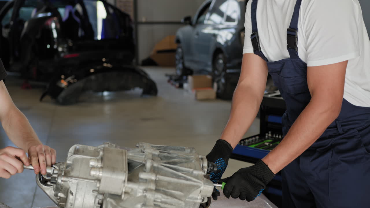 reparación y mantenimiento de automóviles en un garaje