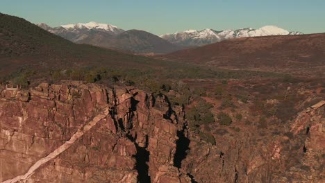 Ancient-Rock-Walls-Of-Black-Canyon-Of-The-Gunnison-National-Park-In-Colorado,-United-States