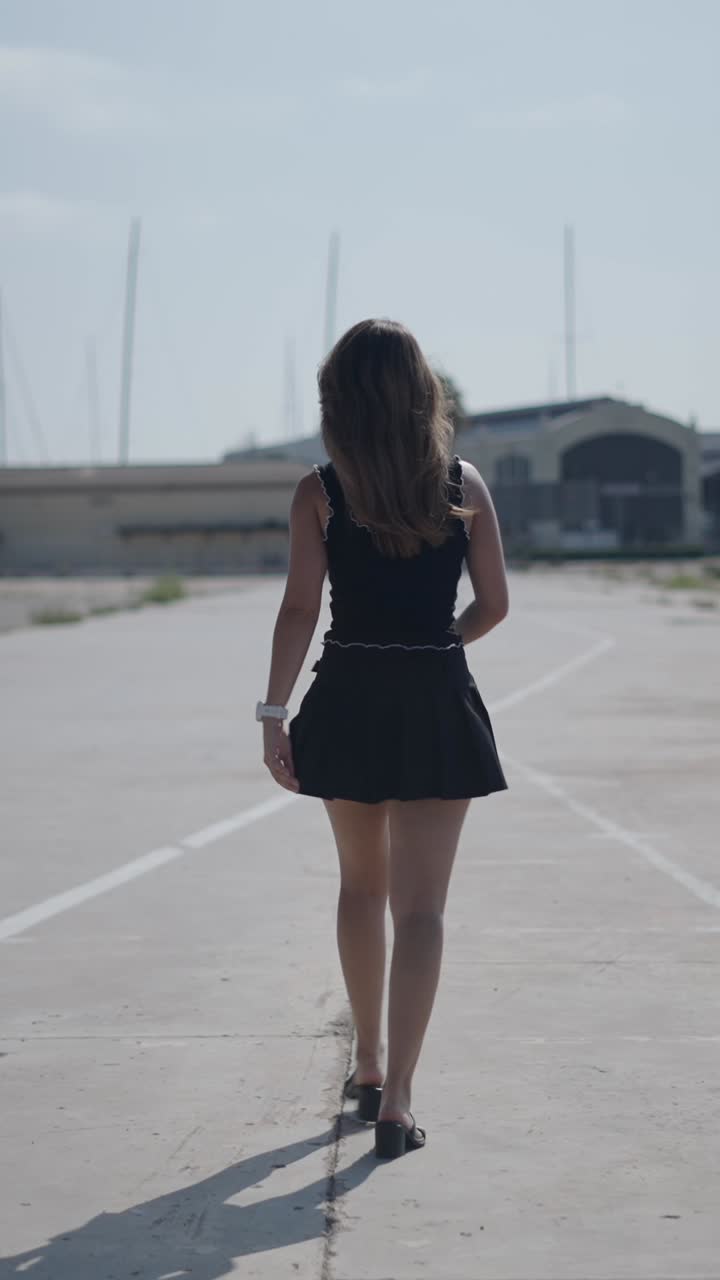 Donna che cammina all'aperto