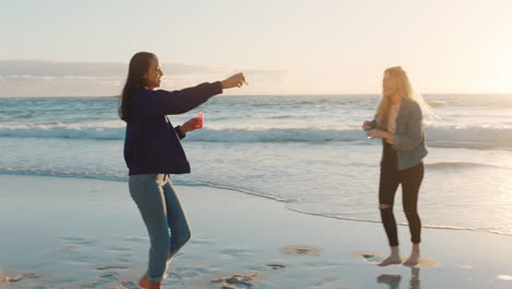 Beste-Freunde-Blasen-Seifenblasen-Am-Strand-Bei-Sonnenuntergang-Teenager-Mädchen-Haben-Spaß-Im-Sommer,-Spielen-Am-Meer-Und-Genießen-Freundschaft