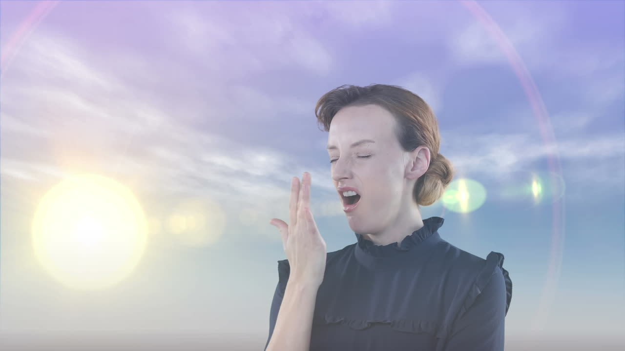 анимация скучающей кавказской женщины с луной и солнцем, плавающими вокруг нее