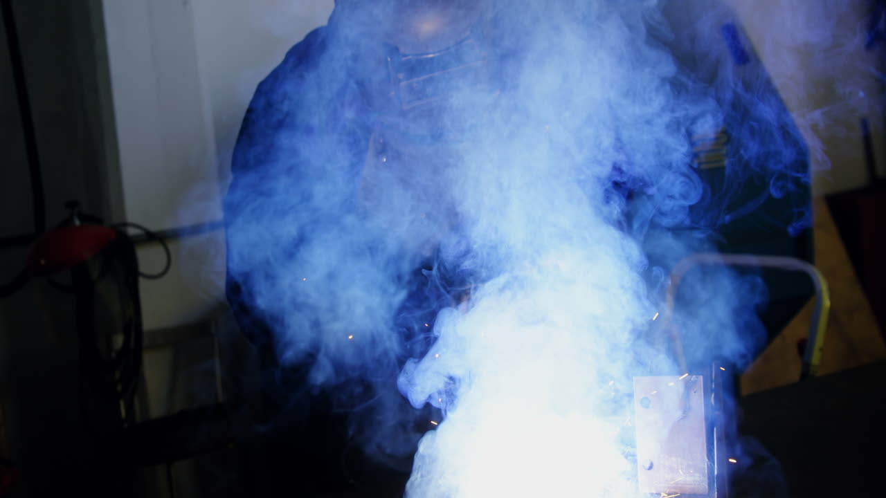 soldador que suelda un metal