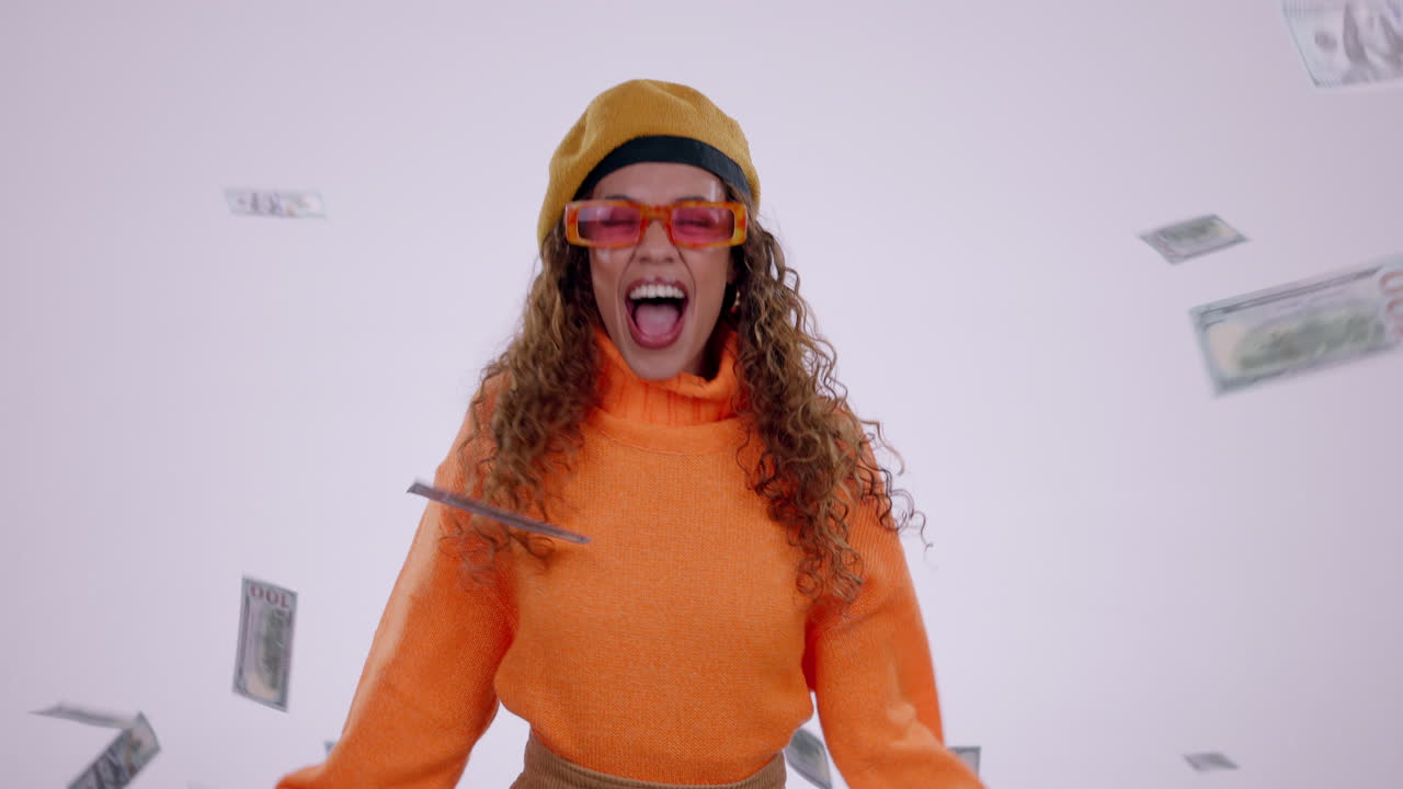 mujer feliz, lluvia de dinero y baile en celebración