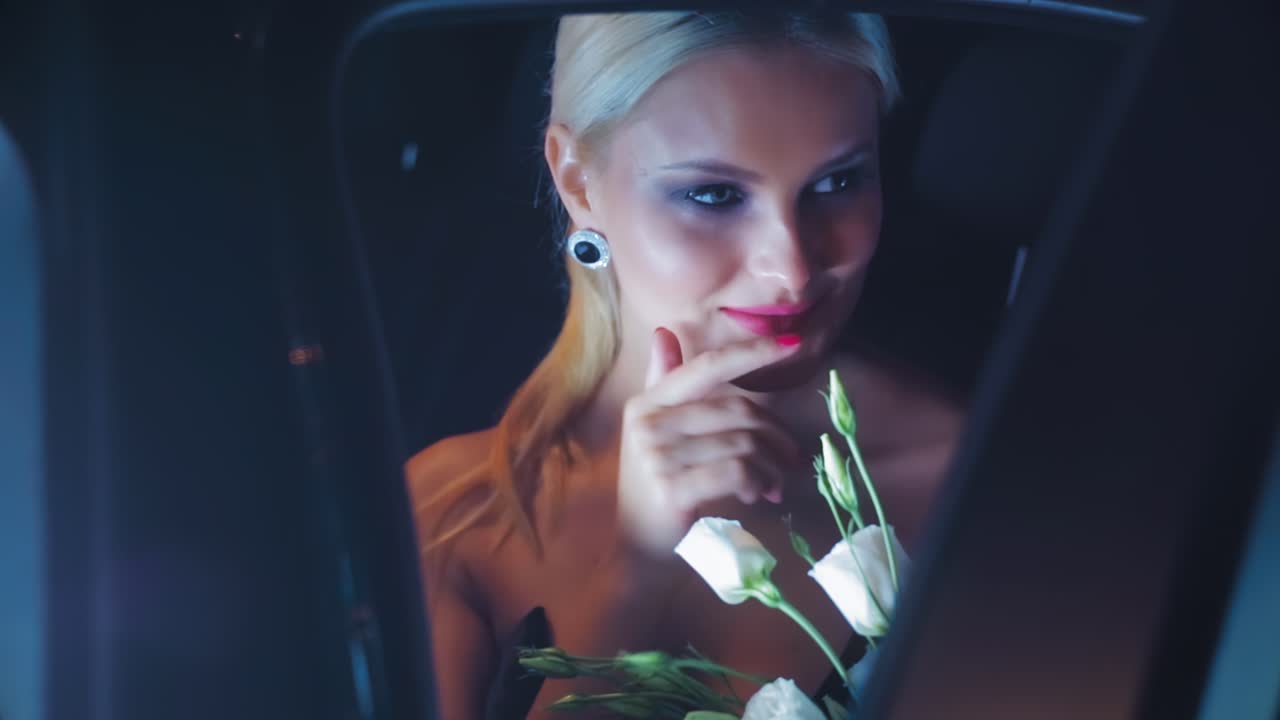 hermosa rubia con rosas blancas posando en el coche