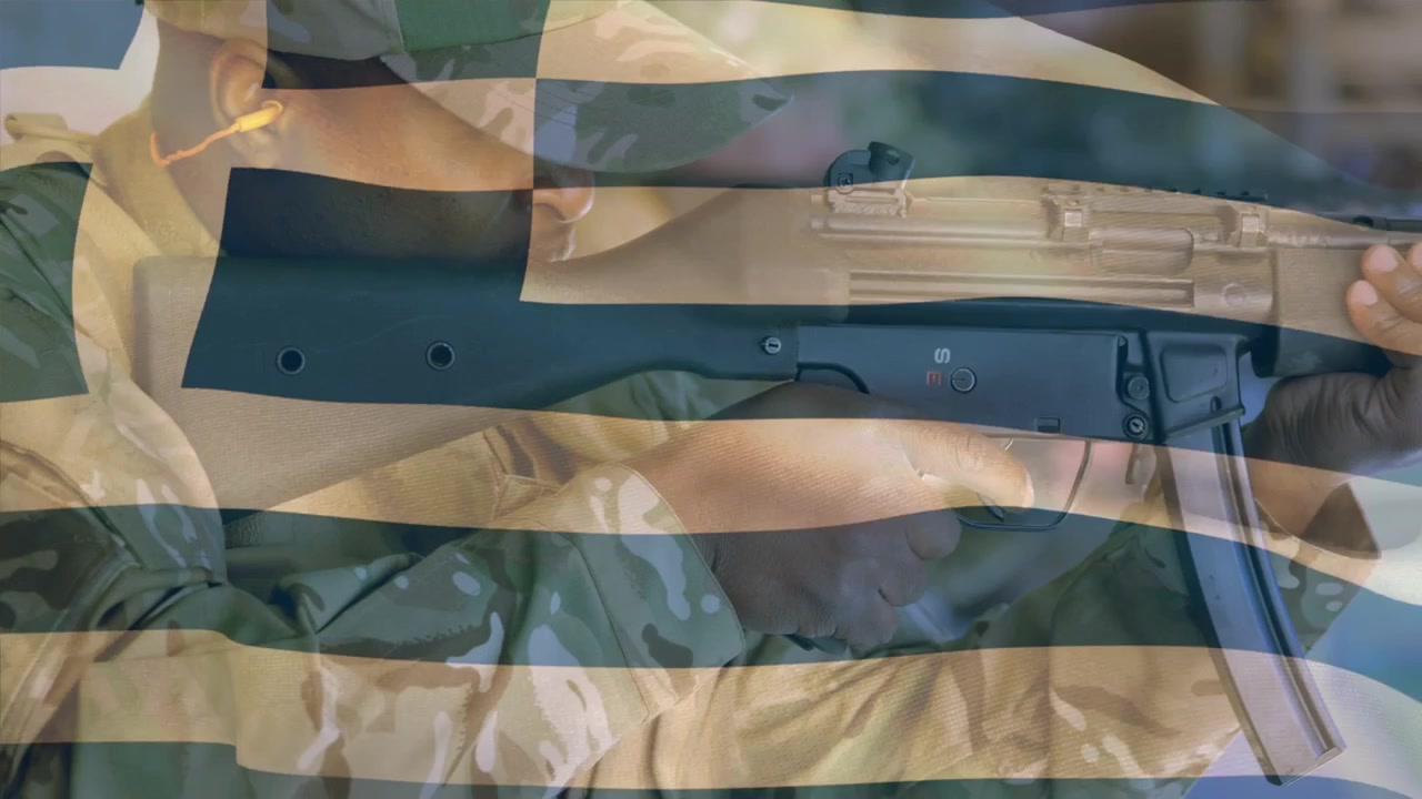 Animazione della bandiera della Grecia su un soldato maschio afroamericano con un'arma.