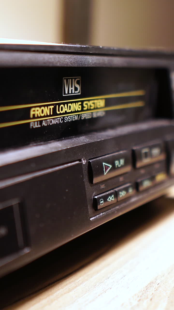 수직 뷰, vhs 비디오 카세트 및 vcr, 플레이어에 테이프를 입, 클로즈업