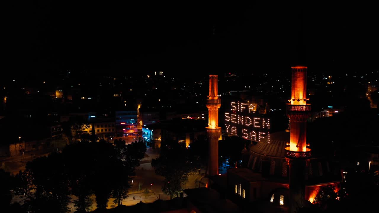 "미흐리마 술탄 모스크의 야간 풍경: ""치료는 하나님으로부터 온다."""