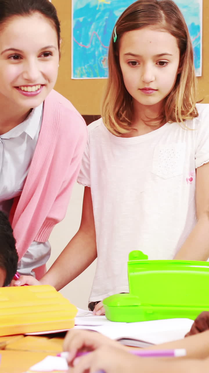 maestro y alumnos trabajando juntos en el escritorio