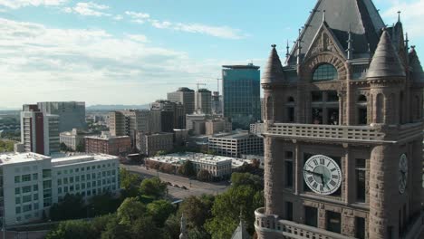 Spektakuläres-Shooting-In-Der-Nähe-Von-Salt-Lake-City-Und-County-Building-Und-Blick-Auf-Die-Stadt