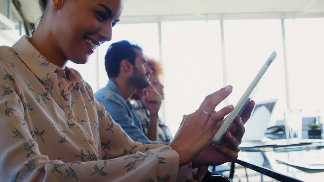 animación de escaneo de alcance sobre diversas personas de negocios que usan tablets