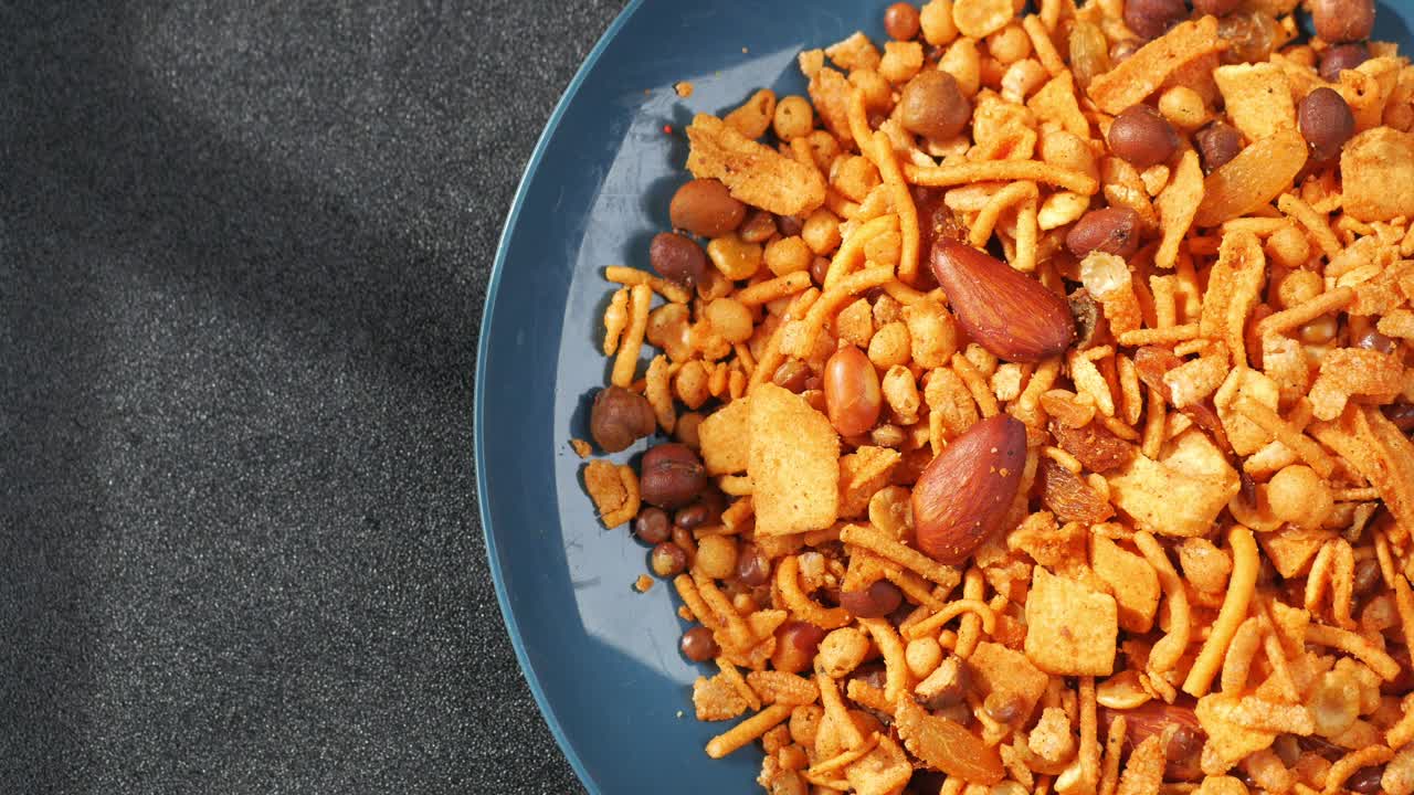 mezcla de bombay o chiwda en fondo amarillo