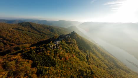 langsam absteigender fpv-schuss über die atemberaubenden wachauer hügel und das donautal in richtung aggstein, wachau, österreich