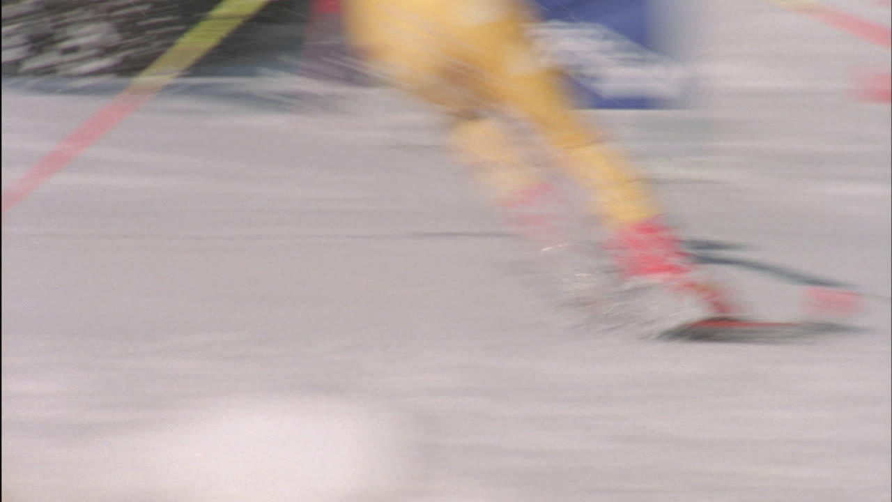 un esquiador corre por una pista de slalom