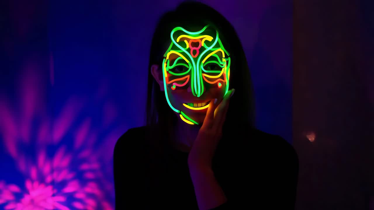 mujer con una máscara de neón brillante
