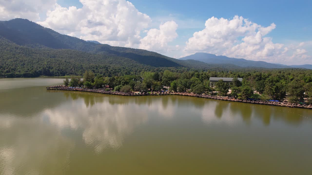 video de avión no tripulado de 4k panorámica alrededor de las chozas de bambú a lo largo del lago huay tung tao cerca de chiang mai en tailandia