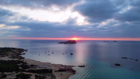 Mejor-Vista-Aérea-Superior-Vuelo-Atardecer-Cielo-Nublado-Playa-Ibiza-España-Cala-Comte