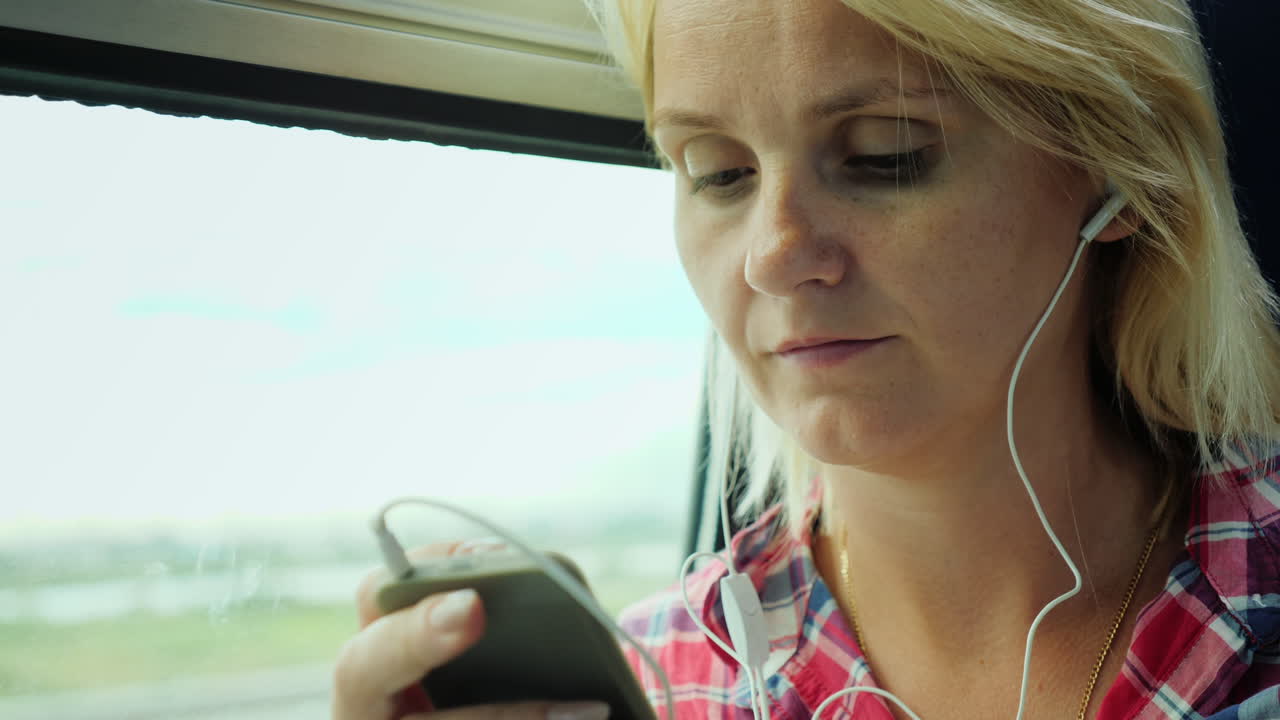 mujer en un tren usando un teléfono inteligente