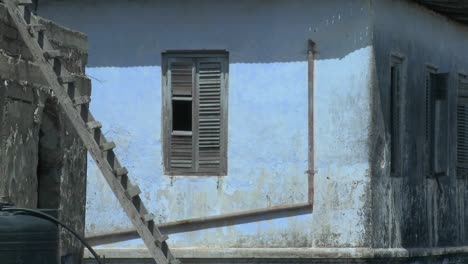 Old-decaying-buildings-line-the-narrow-alleys-of-Stone-Town-Zanzibar