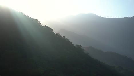 Wundervolles-Sonnenlicht,-Das-Hell-In-Das-Regenwaldtal-Scheint,-Atemberaubende-Lichtstrahlen,-Zeitlupe