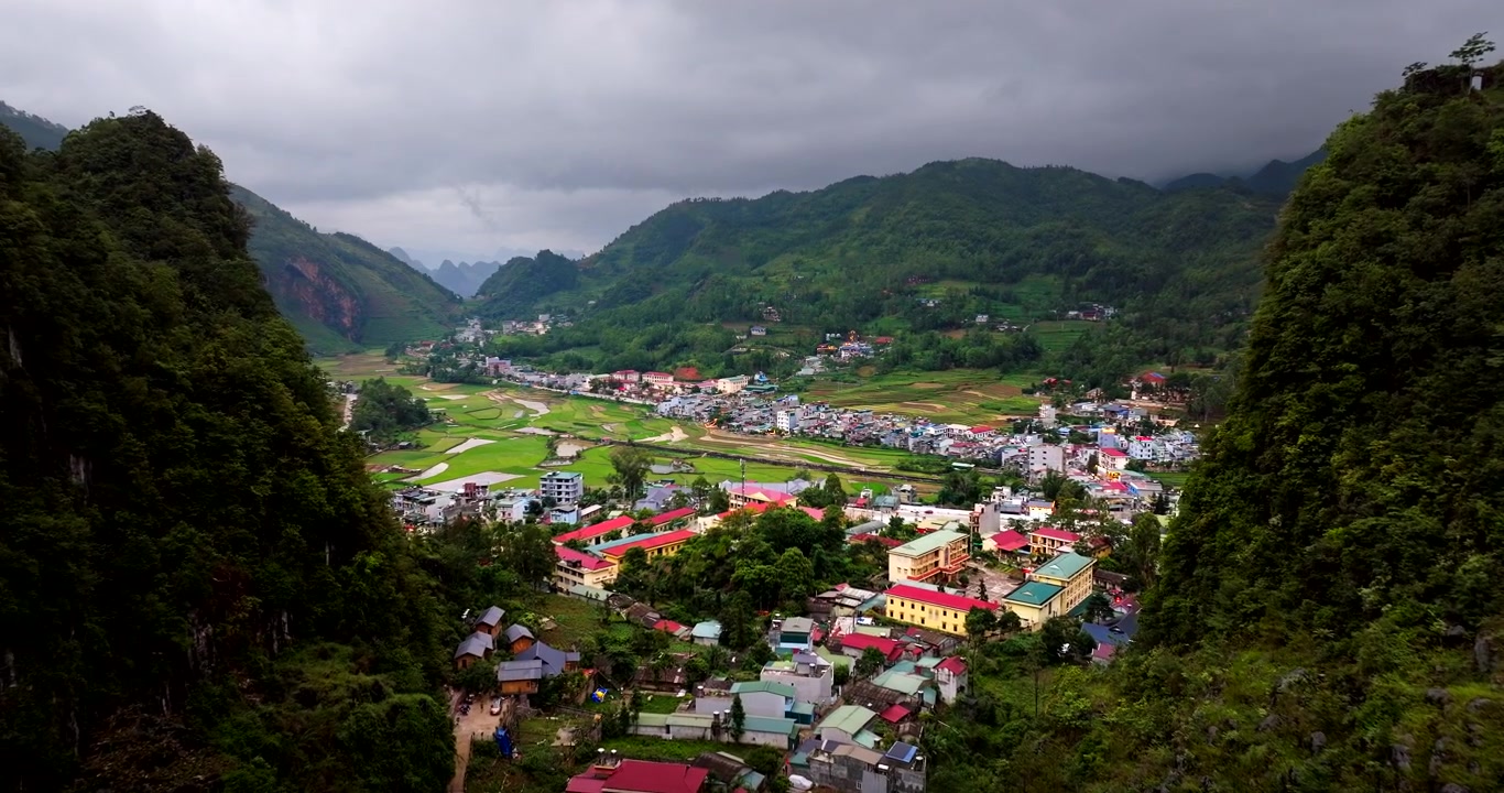Cảnh quay từ trên cao hé lộ, địa điểm thiên đường đẹp như tranh vẽ, phong cảnh ruộng đồng và các công trình.