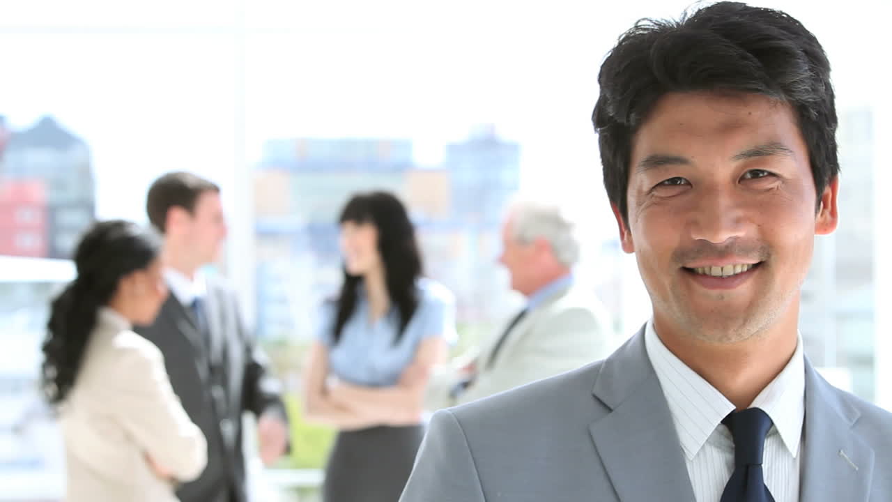 행복 한 사업가 가 자기 팀 앞 에 똑바로 서 있다