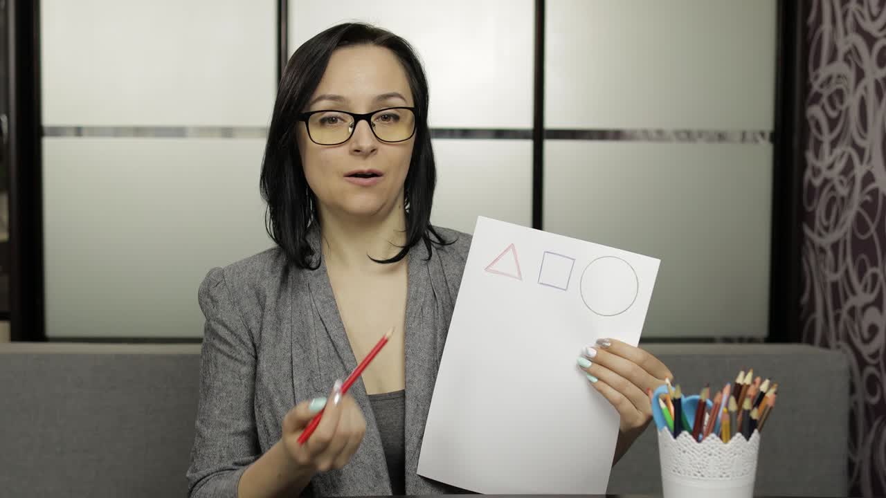 maestra haciendo videoconferencia. educación a distancia con la clase de los niños en casa