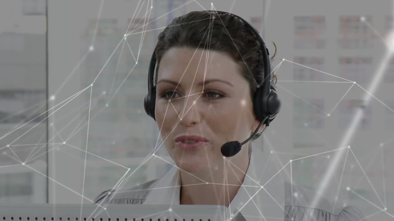 Animazione di reti di connessioni su una donna d'affari che usa auricolari telefonici