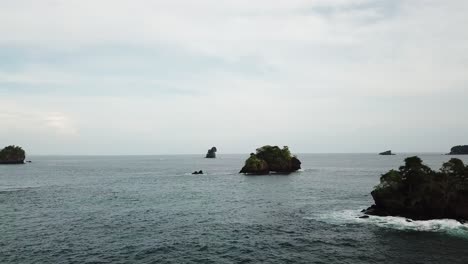 Volando-Entre-Islas-En-El-Océano-Pacífico-En-Panamá