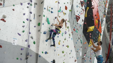personas en un centro de pared de escalada