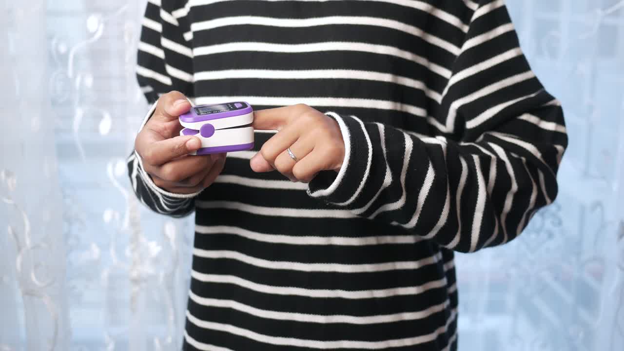 パルスオキシメータを使用して人間の手のクローズアップ