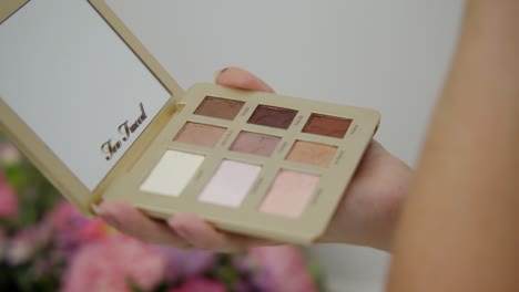 una mujer usando maquillaje, de cerca