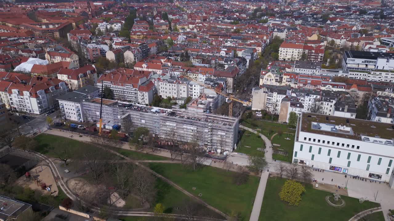 큰 타워 크레인과 차량 크레인