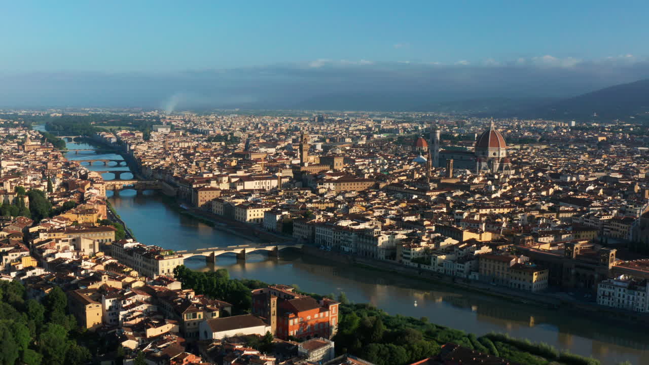 Firenze, inquadratura aerea di presentazione, volando sopra il fiume.