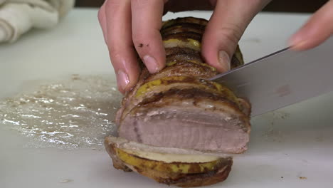 cortar correctamente un asado de cerdo perfectamente cocinado con manzanas