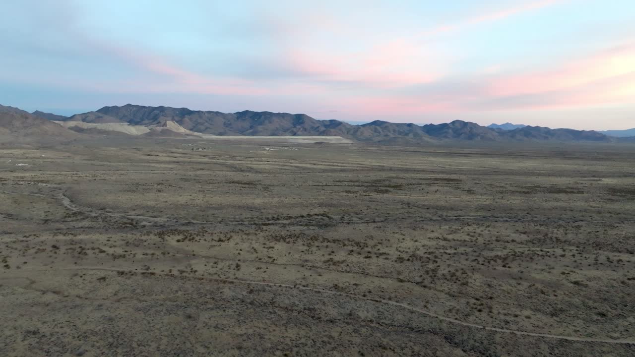 аризона пустынный ландшафт с горами на расстоянии и беспилотник видео движется в