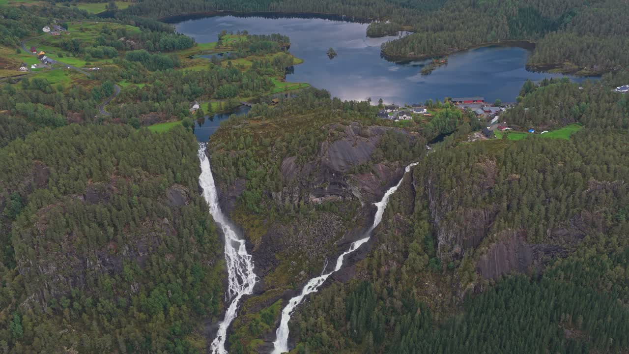 Latefossen stürzt durch bewaldete Hügel in der skandinavischen Wildnis