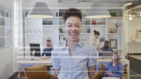 animación de gráfico de barras, carga de barras y cambio de número, sonriente mujer biracial de pie en la oficina