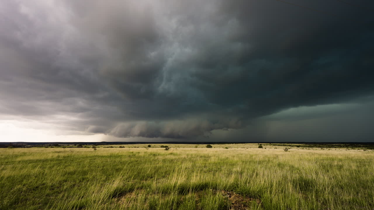Skyformationer og farver i en smuk storm over marker.
