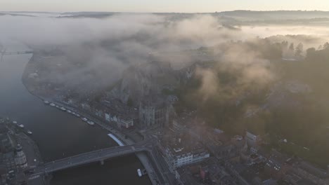 Catedral-De-Notre-Dame-En-Bélgica-En-La-Ciudad-De-Dinant-Durante-El-Amanecer,-Aérea